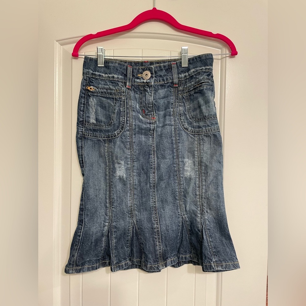 Bebe distressed denim skit. ADORBS! Size 26. Excellent used condition.